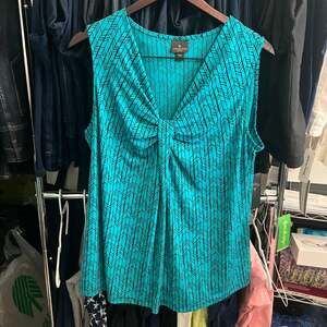 Worthington Petite Sleeveless V-Neck Ruched Front Blouse in Teal Geometric Herri